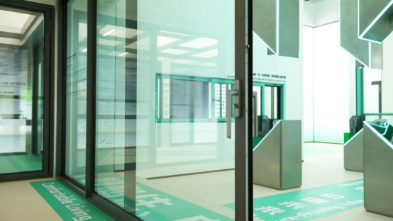 給家戴上無(wú)框眼鏡丨住向Omega重型提升門(mén)，靜享高清四季!