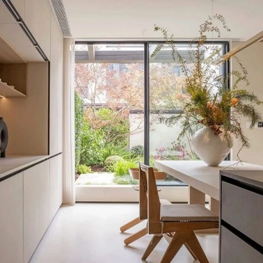 給家戴上無(wú)框眼鏡丨住向Omega重型提升門(mén)，靜享高清四季!